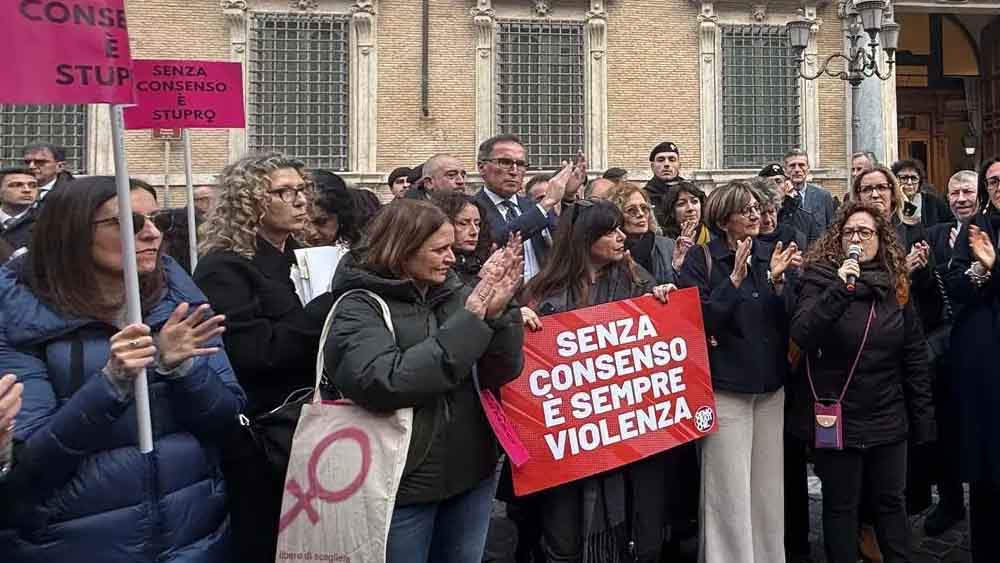 Violenza sessuale e consenso, il dibattito sul ddl Bongiorno accende le piazze