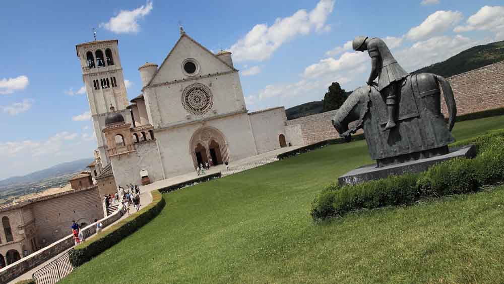 Ottocento anni dopo, Assisi si raccoglie davanti a San Francesco