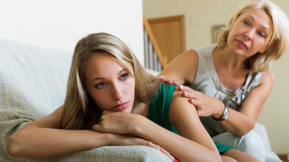 Quando la famiglia resta sola, il disagio dei figli e la crisi della coppia parlano la stessa lingua